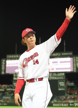 　ファンの声援に手を振って応える大瀬良（撮影・市尻達拡）