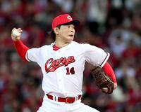 　阪神打線を相手に力投する大瀬良