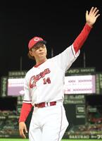 　ファンの声援に手を振って応える大瀬良（撮影・市尻達拡）