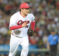 　５回、木浪の一ゴロにマウンドを駆け降りる大瀬良（撮影・市尻達拡）