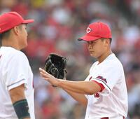 　２回を終え、ナインとタッチをする森（撮影・市尻達拡）