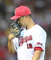 　３回、４失点した森は、悔しそうな表情でベンチに戻る（撮影・市尻達拡）