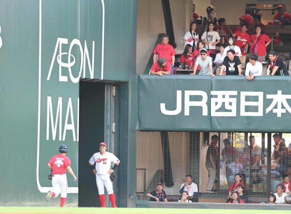 　左翼にある扉が閉まっておらず、試合開始が２分遅れる（撮影・市尻達拡）