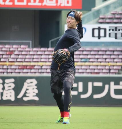 　キャッチボールを行う森下