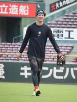 　キャッチボールを終え、笑顔を見せる森下