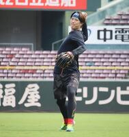 　キャッチボールを行う森下