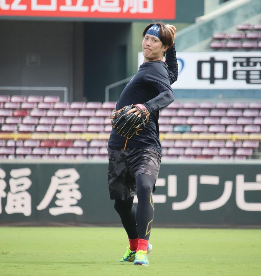 　キャッチボールを行う森下