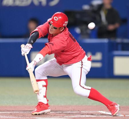 　１回、小園は送りバントを試みるもファウルになる（撮影・市尻達拡）