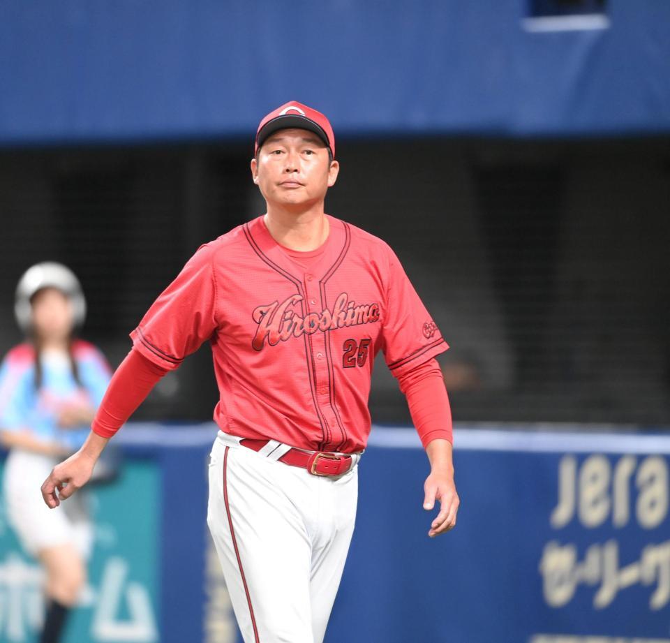 　選手交代を告げる新井監督（撮影・市尻達拡）