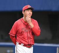 　選手交代を告げる新井監督（撮影・市尻達拡）