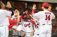 　７回、２年ぶりの本塁打となる右越えソロを放った矢野はナインから手荒い祝福を受ける（撮影・市尻達拡）