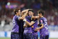 　後半、ハットトリックとなるＰＫを決め、祝福される広島・アルスラン（右から２人目）