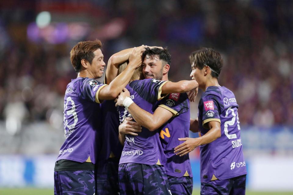 　後半、ハットトリックとなるＰＫを決め、祝福される広島・アルスラン（右から２人目）