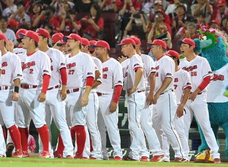 　勝利のタッチを交わす新井監督ら（撮影・市尻達拡）