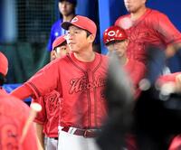 　厳しい表情で戦況を見つめる新井監督（撮影・佐藤厚）