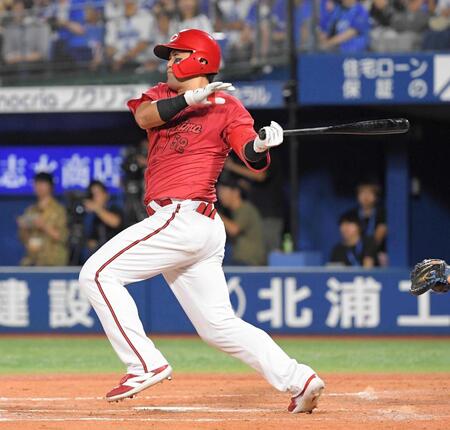 　８回、末包は左前に適時打を放つ（撮影・佐藤厚）