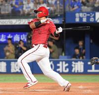 　８回、末包は左前に適時打を放つ（撮影・佐藤厚）