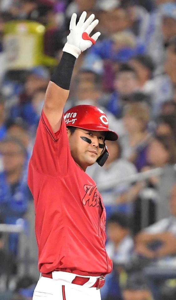 　８回、適時打を放った末包はベンチにアピール