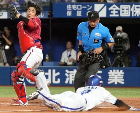 　２回、京田の左前打で二走牧が先制の生還。捕手は石原