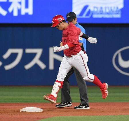 　５回、中飛に倒れた小園（撮影・佐々木彰尚）