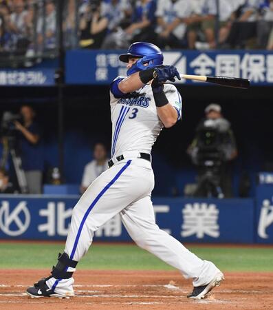 　６回、オースティンは左前に適時打を放つ（撮影・佐々木彰尚）