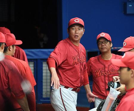 痛恨の広島　サヨナラ押し出し四球の松本はベンチで呆然　３連投も力尽きる　新井監督は何度もうなずく