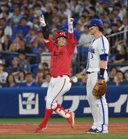 　７回、適時打を放ち喜ぶ小園（撮影・佐々木彰尚）