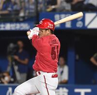 　７回、小園は中前に適時打を放つ（撮影・佐々木彰尚）