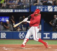 　７回、小園は中前に適時打を放つ（撮影・佐々木彰尚）