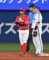 　８回、適時二塁打を放ち同点に。喜ぶ菊池（撮影・佐々木彰尚）