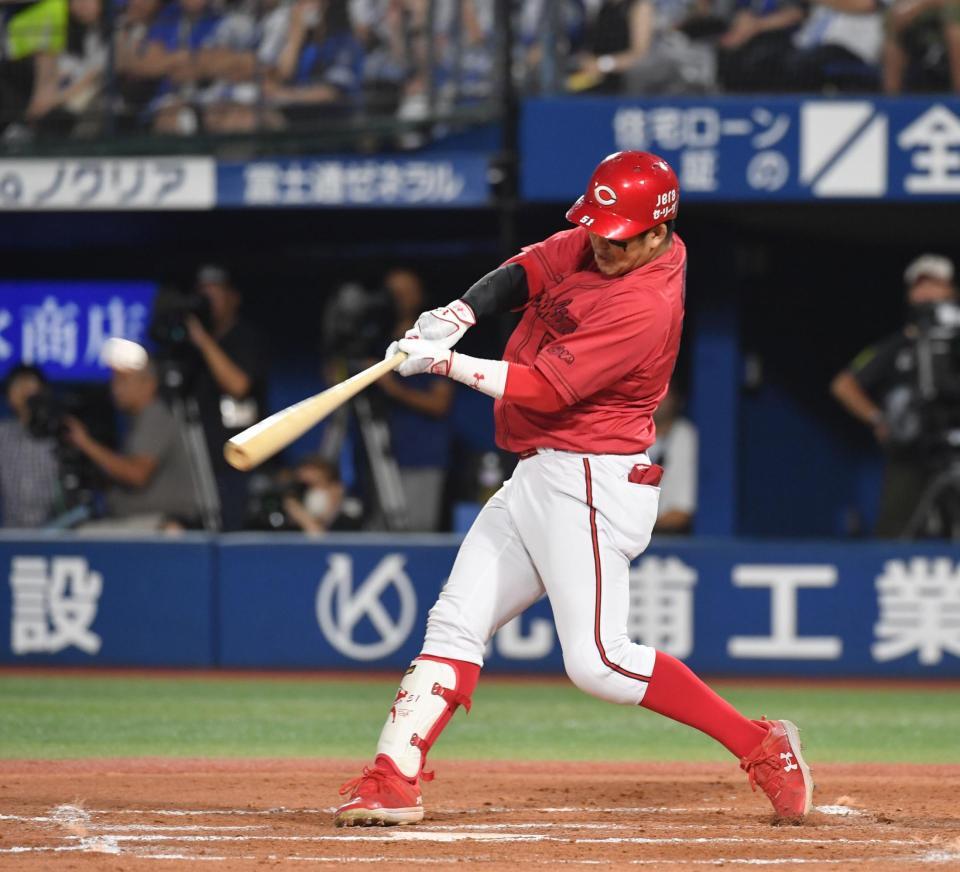 　７回、小園は中前に適時打を放つ（撮影・佐々木彰尚）