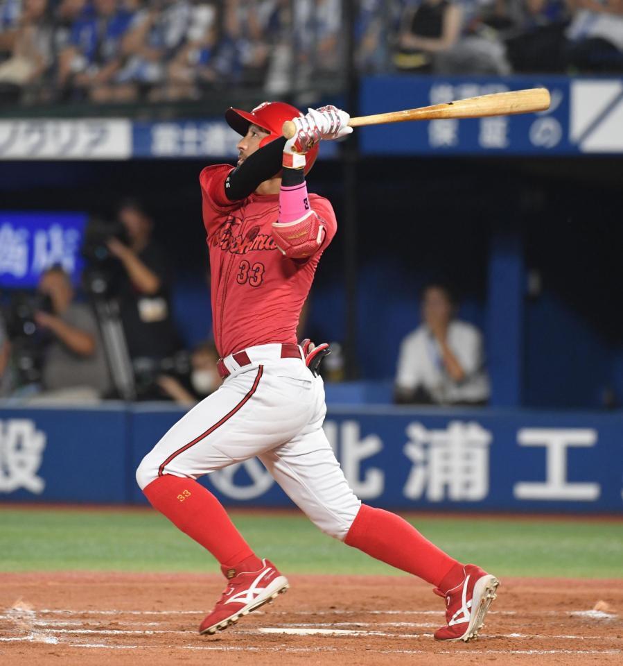 　８回、菊池は左中間に適時二塁打を放つ（撮影・佐々木彰尚）