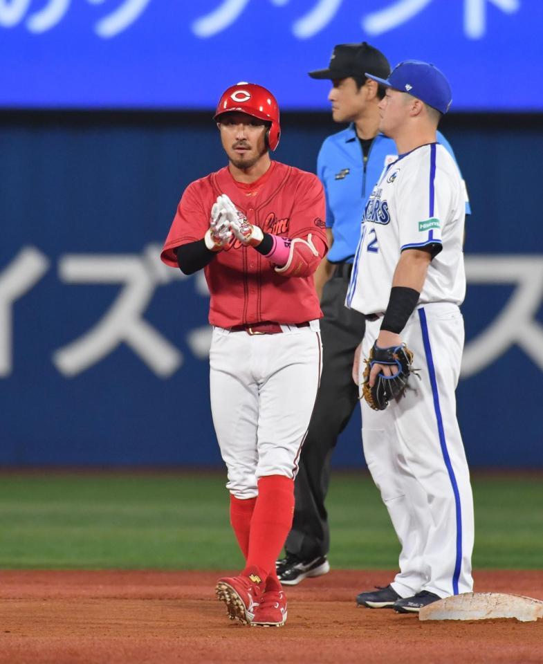 　８回、適時二塁打を放ち同点に。喜ぶ菊池（撮影・佐々木彰尚）