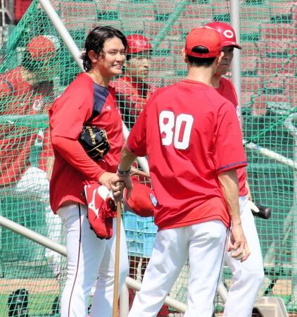 　４月以来の１軍昇格を果たし、首脳陣とあいさつを交わす大道（撮影・畠山賢大）