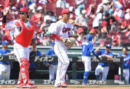 　１回、村松のタイムリー二塁打で先制を許した玉村と石原（撮影・市尻達拡）