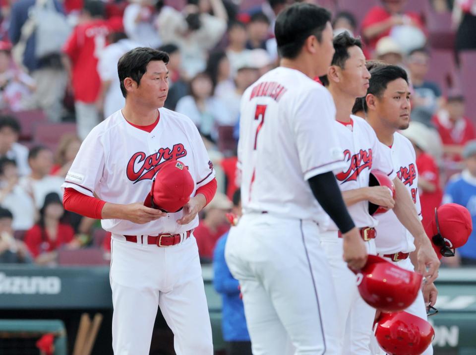 　中日に敗れ、ファンにあいさつする新井監督（左）