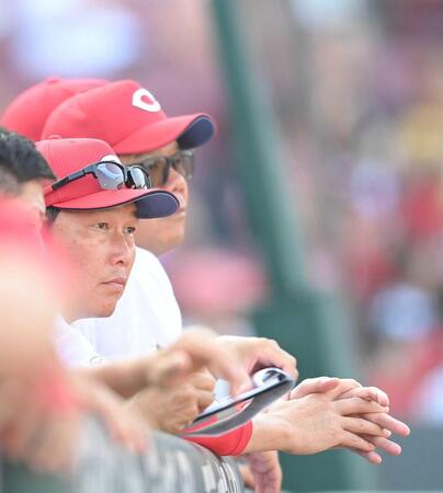 　試合終了後、グラウンドをジッと見つめる新井貴浩監督（撮影・市尻達拡）