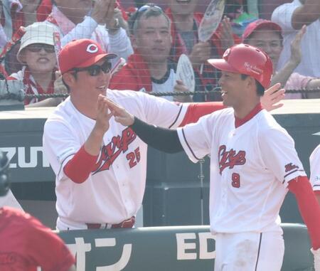 　５回、生還した秋山（右）を迎える新井監督