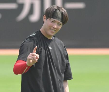 　キャッチボール中、「１」の文字をつくる森下（撮影・市尻達拡）