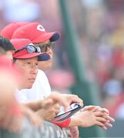 　試合終了後、グラウンドをジッと見つめる新井貴浩監督（撮影・市尻達拡）