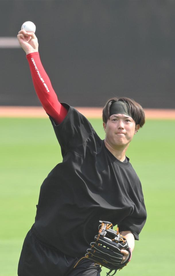 　キャッチボールをする森下（撮影・市尻達拡）