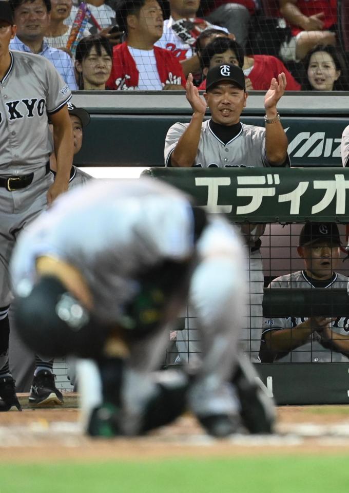 　９回、吉川（手前）が押し出しの死球を受けて喜ぶ阿部監督