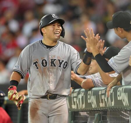 　３回、先制の本塁を駆け抜けた浅野は、ナインとタッチをする（撮影・市尻達拡）