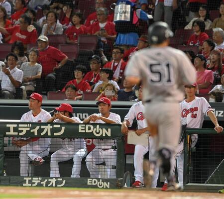 広島激痛　急失速４連敗で首位巨人遠のく　丸とどめ弾で席を立つ鯉党続々　完敗でゲーム差４に拡大　３位阪神も肉薄