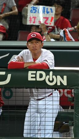 　４回、戦況を見つめる新井監督