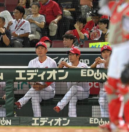 　空を見つめる新井監督（撮影・市尻達拡）