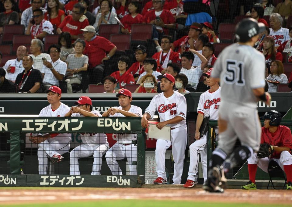 　３回、床田の悪送球で浅野（右）の生還を見届ける新井監督（左）