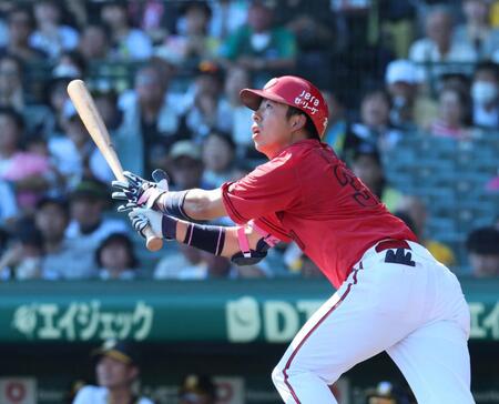 　４回、先制の中犠飛を放つ野間（撮影・立川洋一郎）