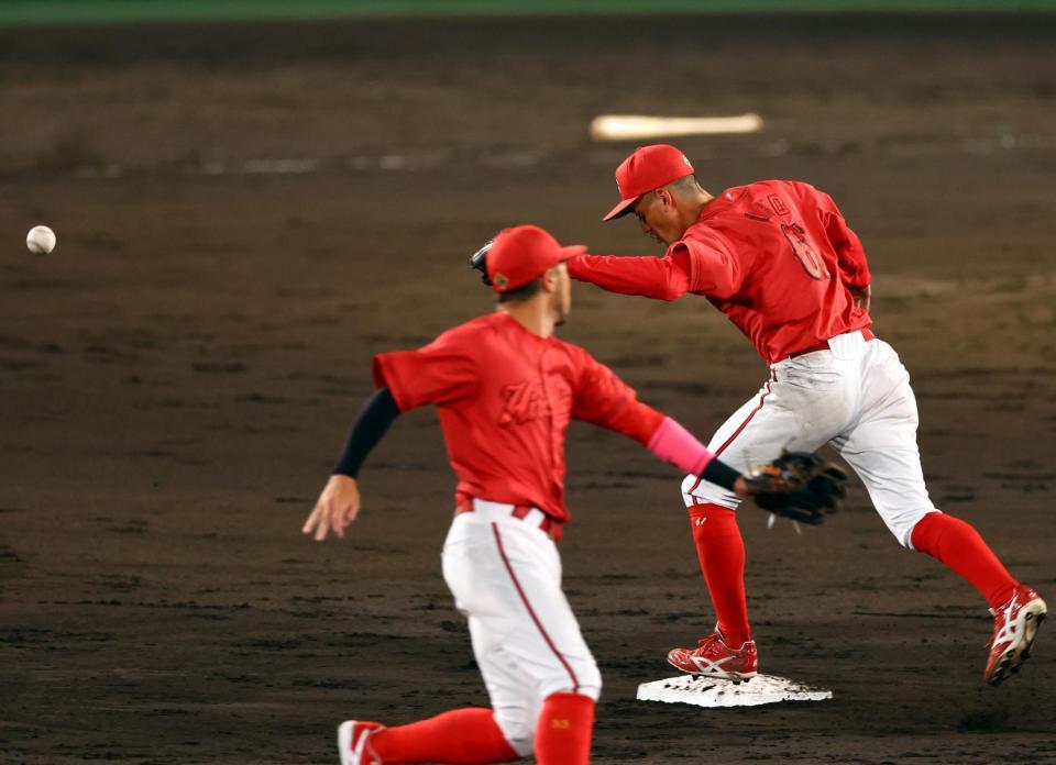 　４回、木浪の打球をはじく矢野（撮影・山口登）