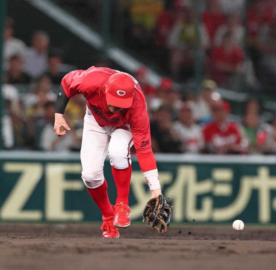 　４回、森下の打球を後逸し、適時エラーにする三塁手・小園（撮影・立川洋一郎）